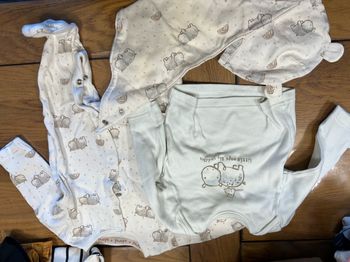 Lot pyjamas et bodies 0-3