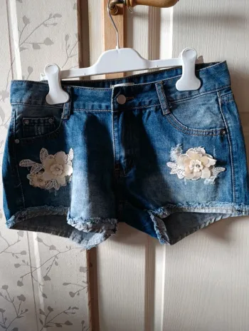Neuf Short en jean taille XS fleur dentelle Molly Bracken
