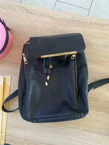sac à dos style femme noir et or