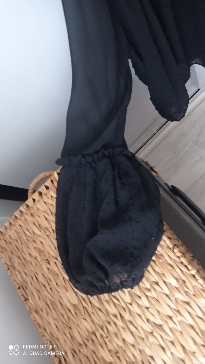 Blouse noire  en voile Asos  avec Petites broderies taille S. Excellent état ! - photo numéro 4