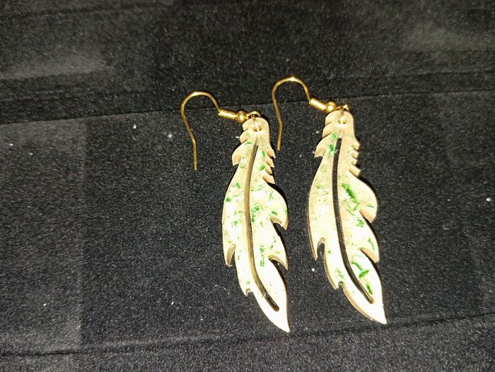 Boucle d'oreille plume or et vert - photo numéro 3