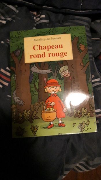Livre chapeau rond rouge