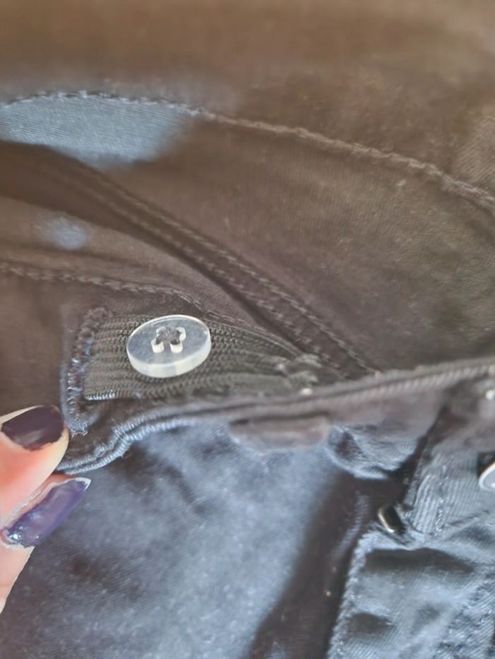 Short / bermuda en jeans destroy noir Kiabi 🌎10 ans 🌎 - photo numéro 4