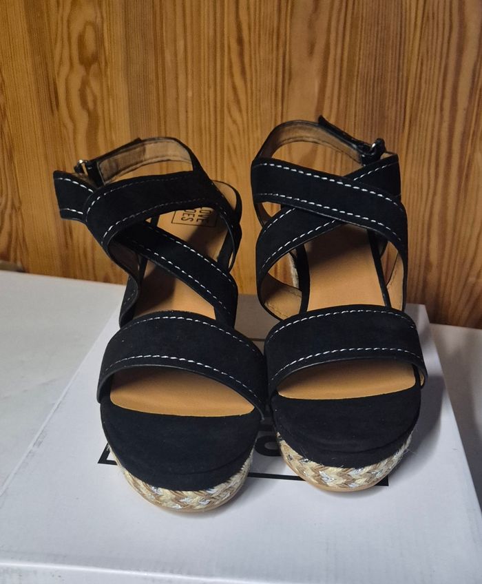 Sandale / nu-pieds noire compensé femme taille 41 neuf dans la boîte - photo numéro 3