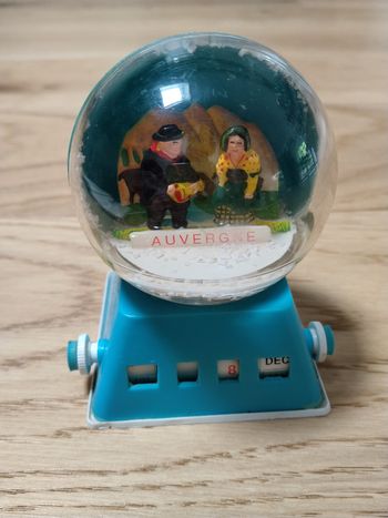 Boule à neige calendrier perpétuel Auvergne 