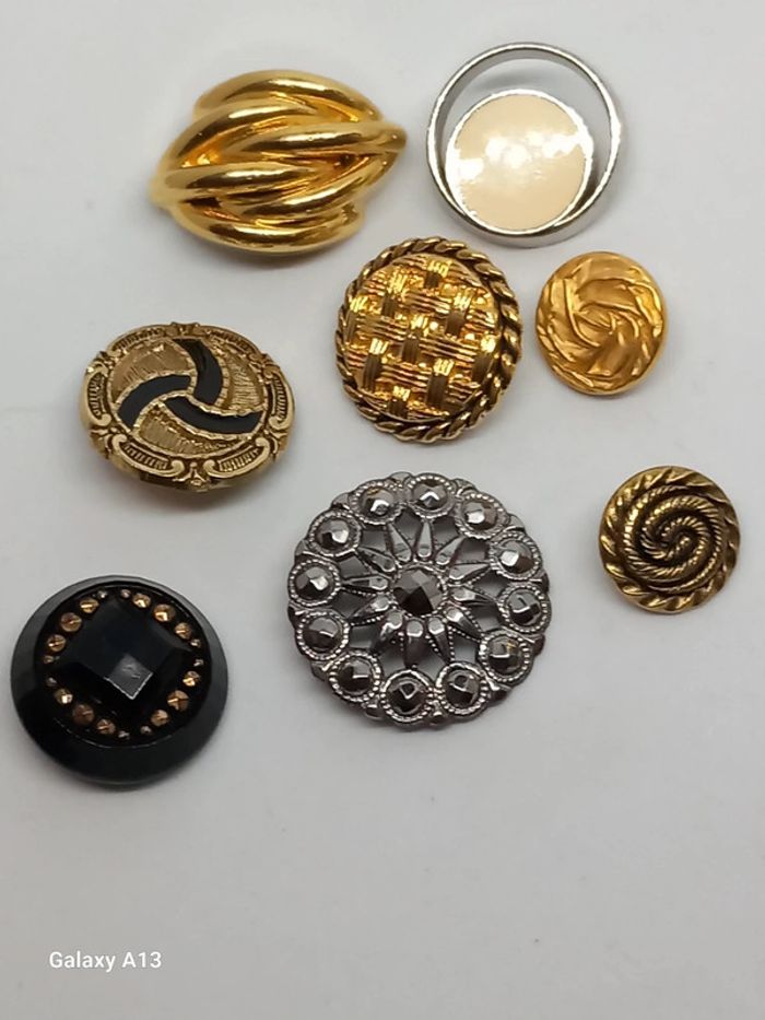 Lot 8 boutons vintage
