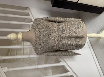 Pull beige doré blanc et noir avec laçage noir dans le dos