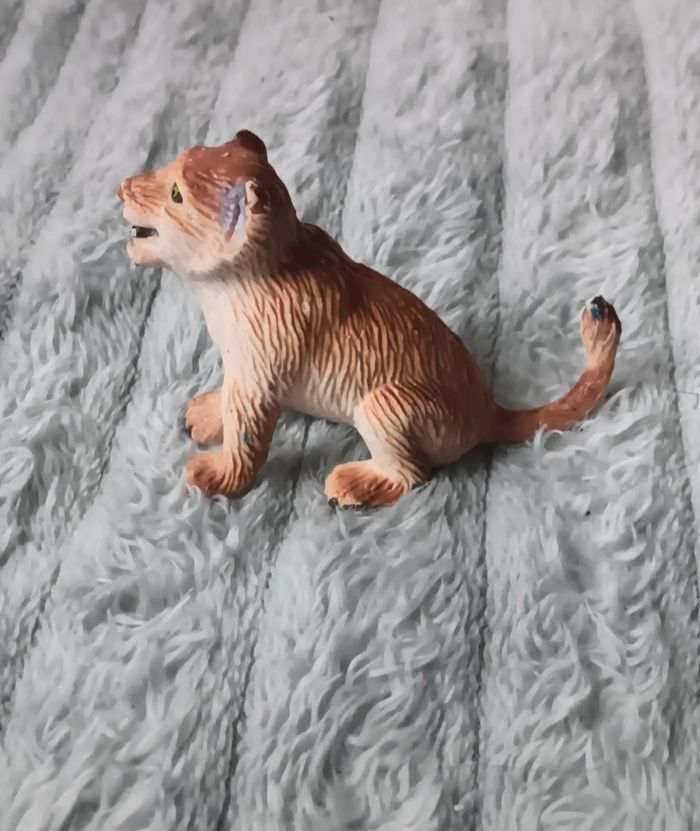 Petite figurine animal lionceau - photo numéro 2