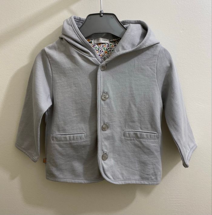 Veste à capuche gris clair gilet avec boutons bébé mixte garçon fille taille 6 mois Obaïbi - photo numéro 2