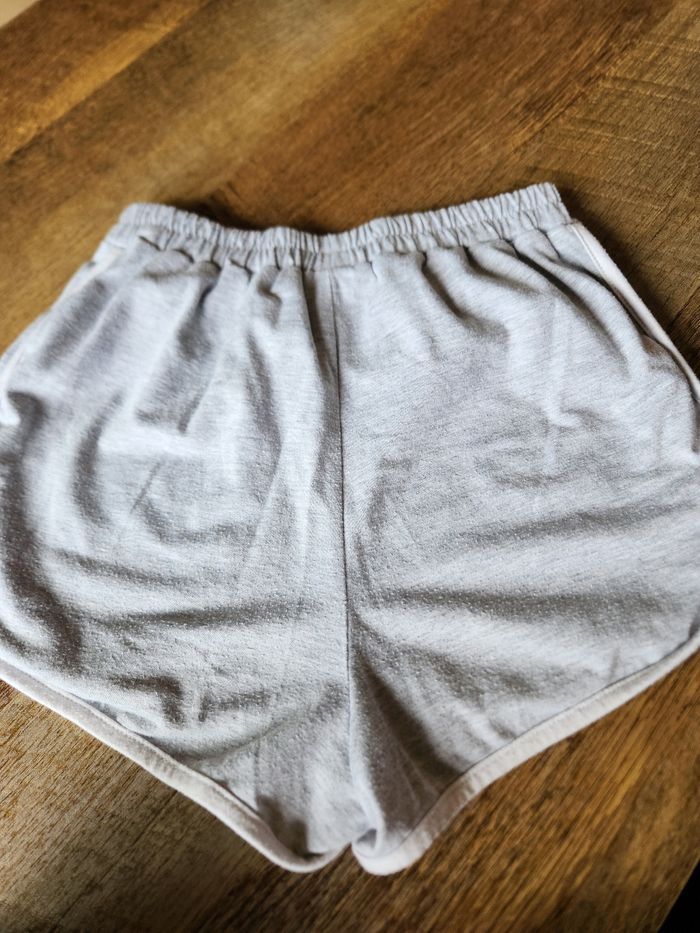 Vêtement - short - photo numéro 4