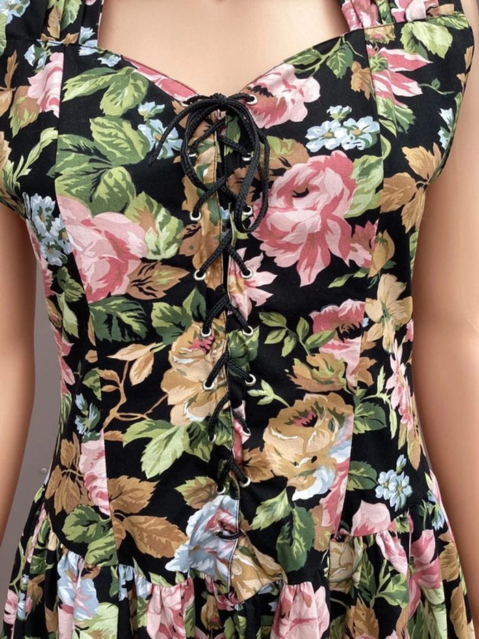 Robe fleurie noire à décolleté lacé – Taille 40 – Excellent état - photo numéro 4