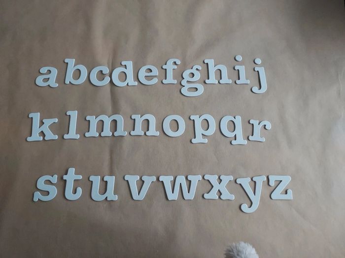 Grandes lettres blanches