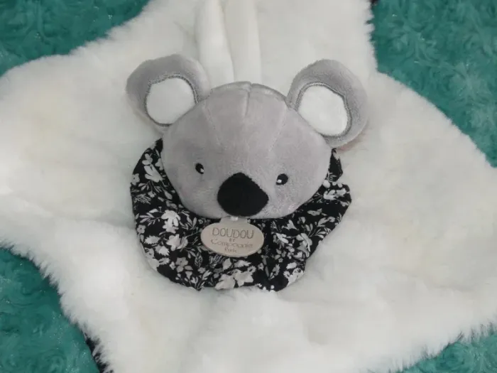 Doudou boule koala blanc noir fleurs Doudou et compagnie 🐨état neuf - photo numéro 2
