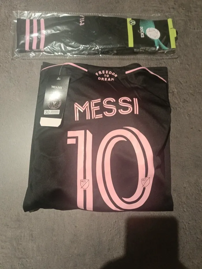 Tenue foot Léo Messi Inter Miami noir/rose. T.30 - photo numéro 4