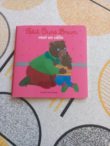 Livre Petit ours brun veut un câlin
