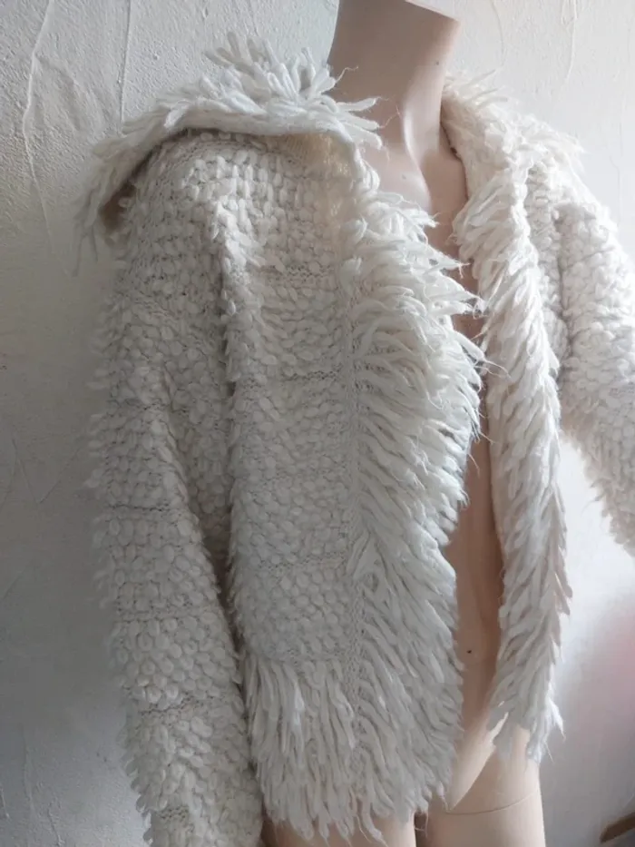 Veste cape en style peluche blanche - photo numéro 3