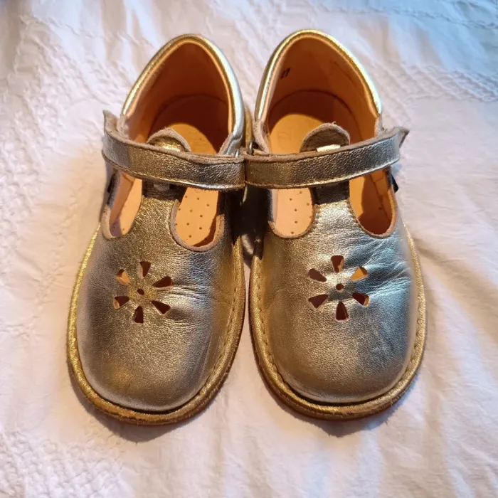 Chaussures dorées 27