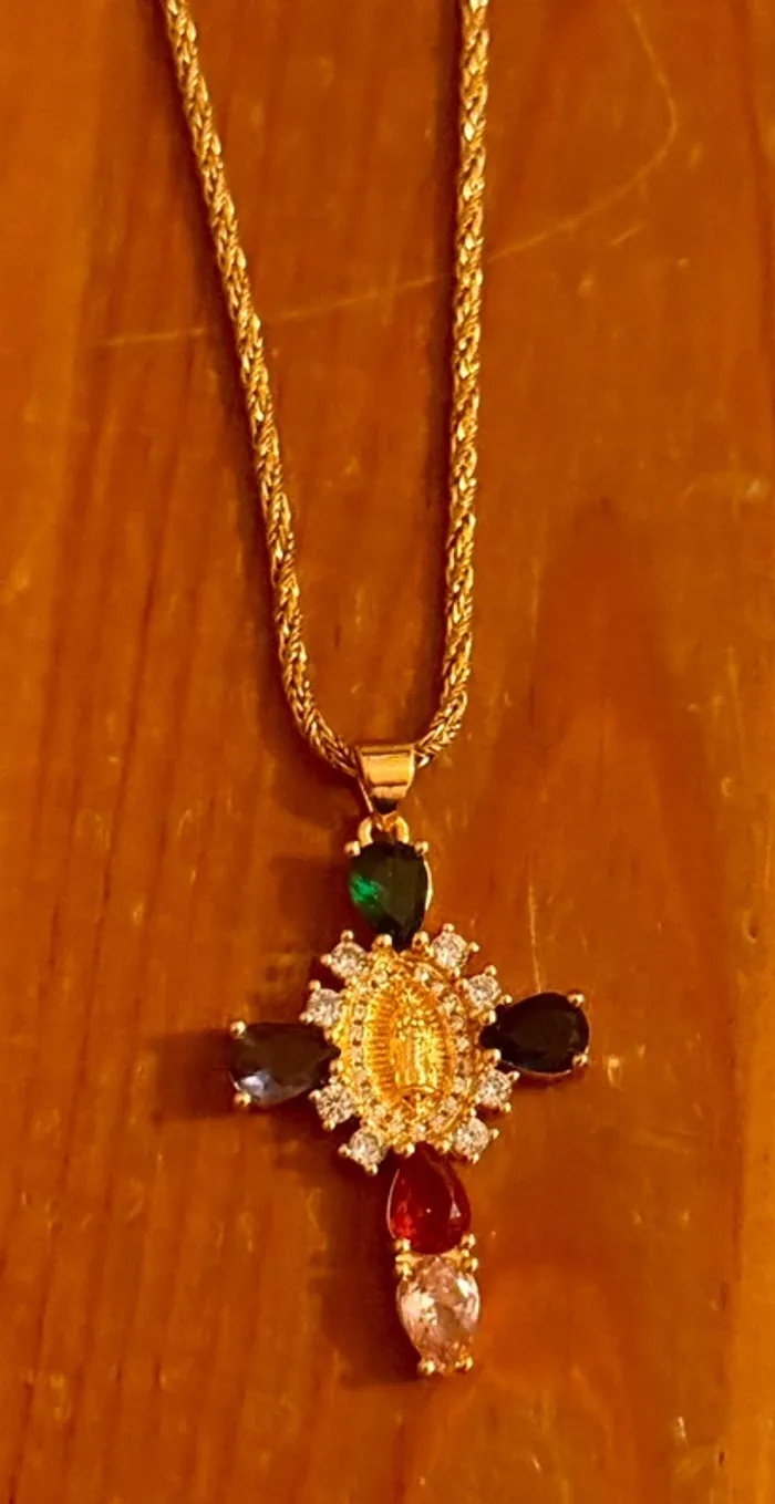 Collier acier inoxydable or croix cristaux couleurs et blanc vierge gravée au centre habaha paris - photo numéro 7