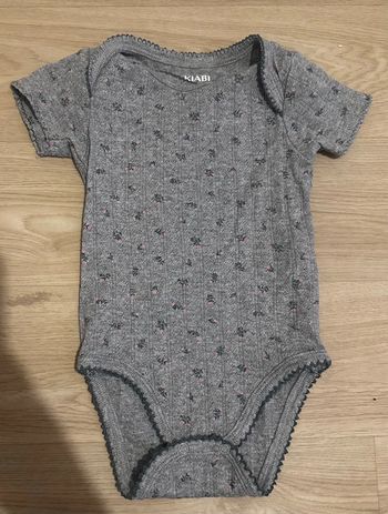Bodies a fleurs manches courtes taille 12 mois kiabi