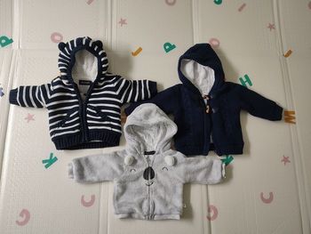 Lot gilets 3 mois en excellent état