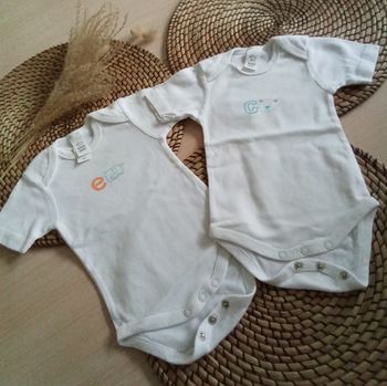Lot 2 bodies blancs mixte manches courtes Baby Club taille 3 mois