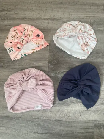 Lot 4 bonnets turbans