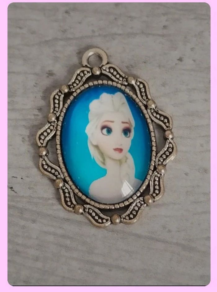 Pendentif avec cabochon La Reine des Neiges