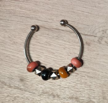 Bracelet argenté rigide avec perles et breloques interchangeables