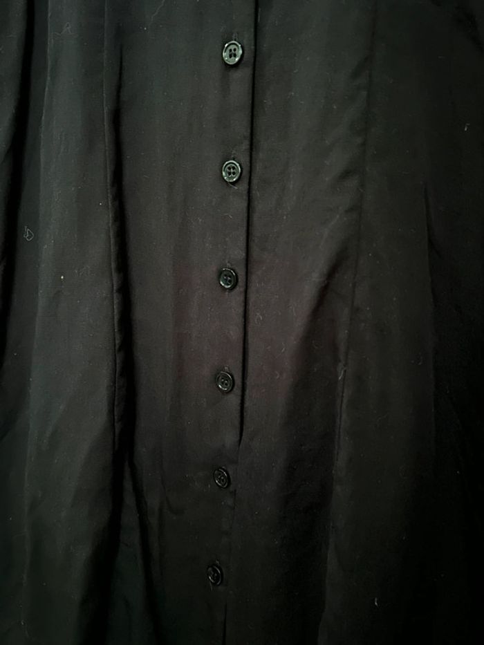 669 – robe Zara noire à manches longues et col v avec détails dentelles et boutons - photo numéro 7