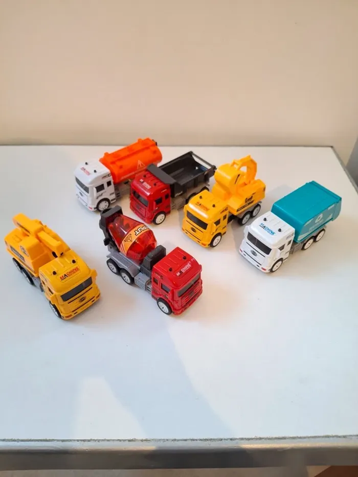 Lot de 6 camions à friction