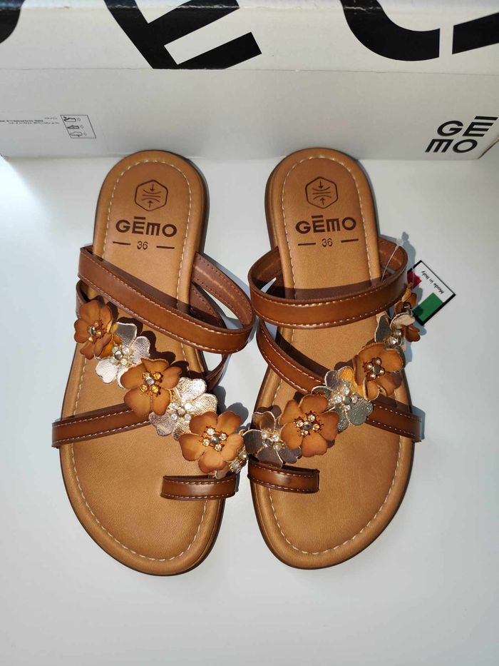 Paire de mules plates à fleurs Gemo , pointure 36 , neuves en boite - photo numéro 2