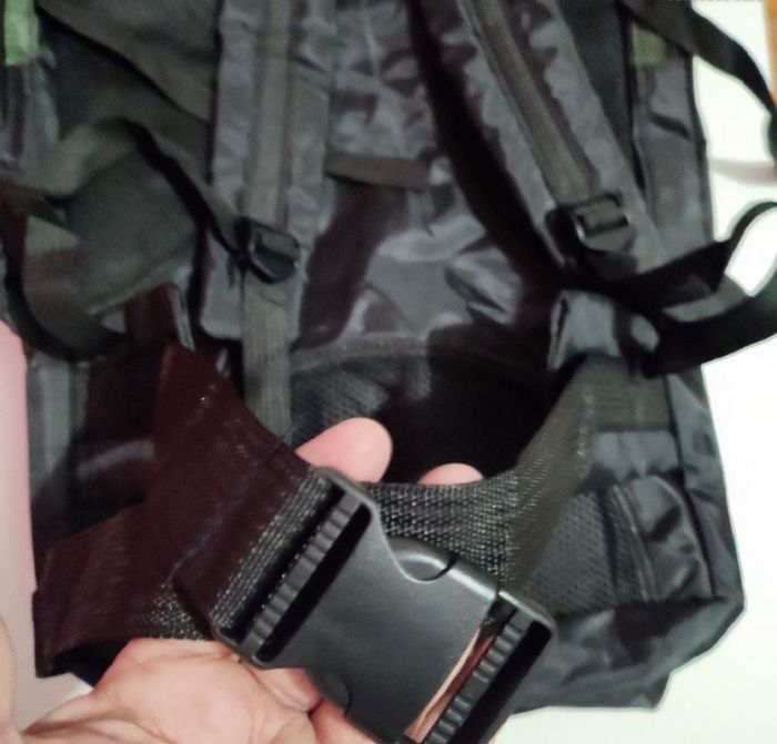 Grand* sac à dos imperméable noir-kaki 60 L pour la randonnée - photo numéro 3