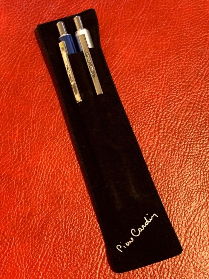 Parure de 2 stylos Pierre Cardin en étui velours noir.