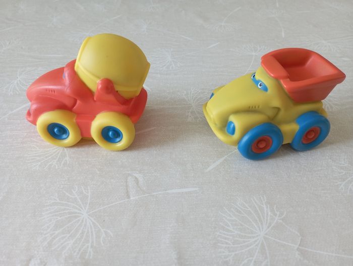 Lot 2 voitures en caoutchouc pour le bain 1€5 - photo numéro 4