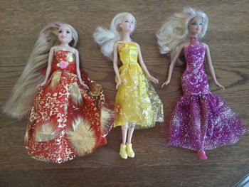Lot de 3 Barbie avec 2 tenues chacune