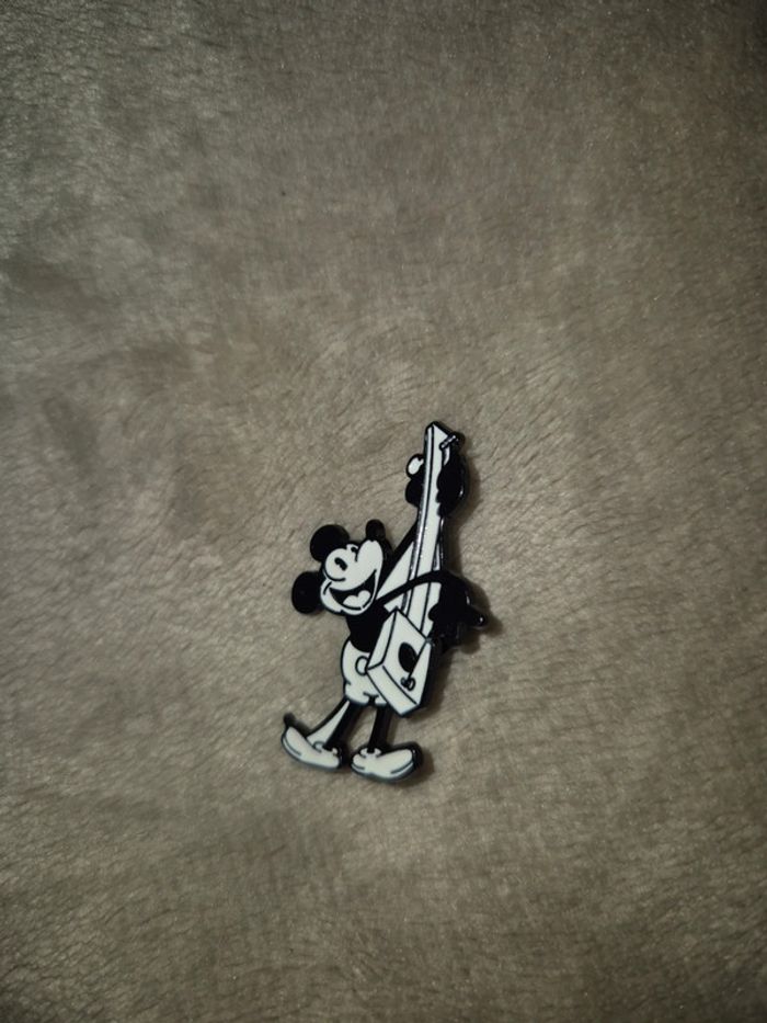 Broche mickey mouse guitare
