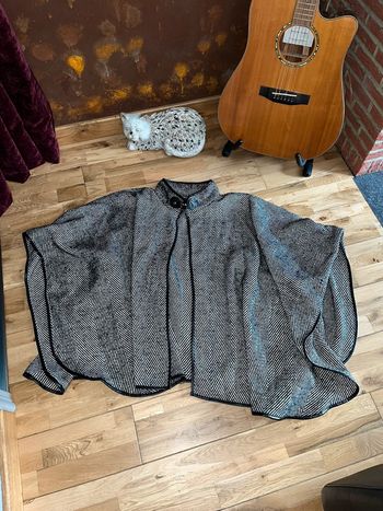 Veste cape chinee blanc et noir TU très bon état MOA