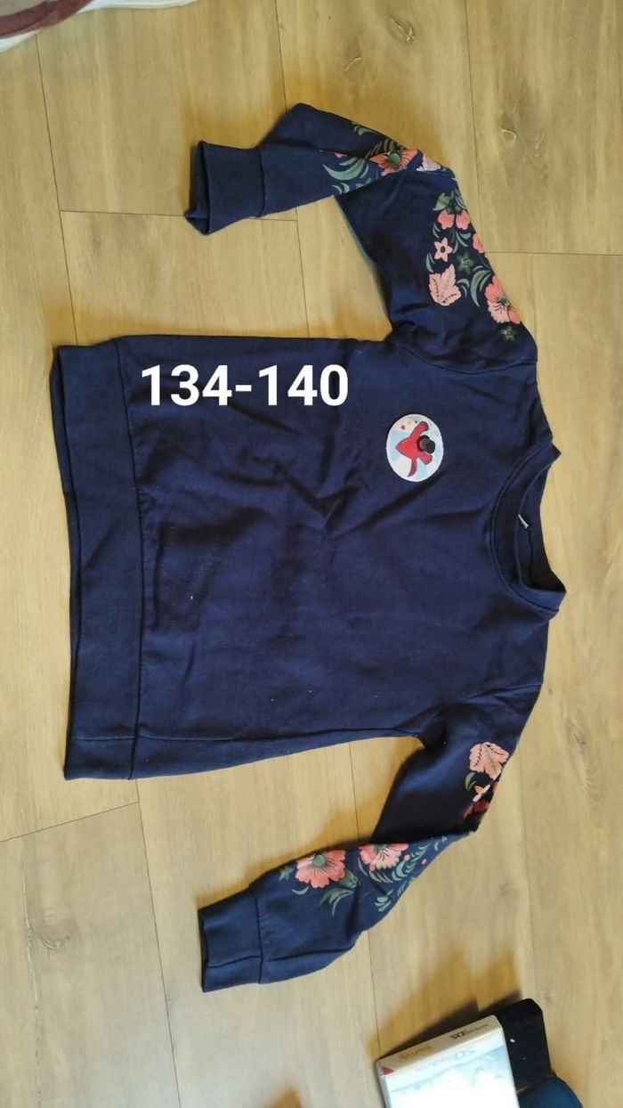 Pull fille taille 134-140. 9-10 ans