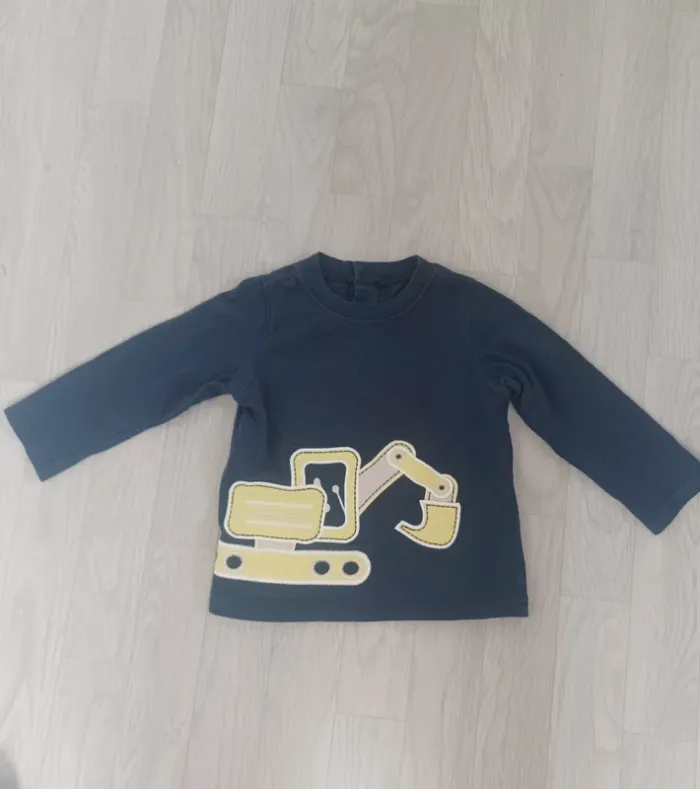 Lot petit pull et 1 t-shirt garçon 18 mois - photo numéro 5