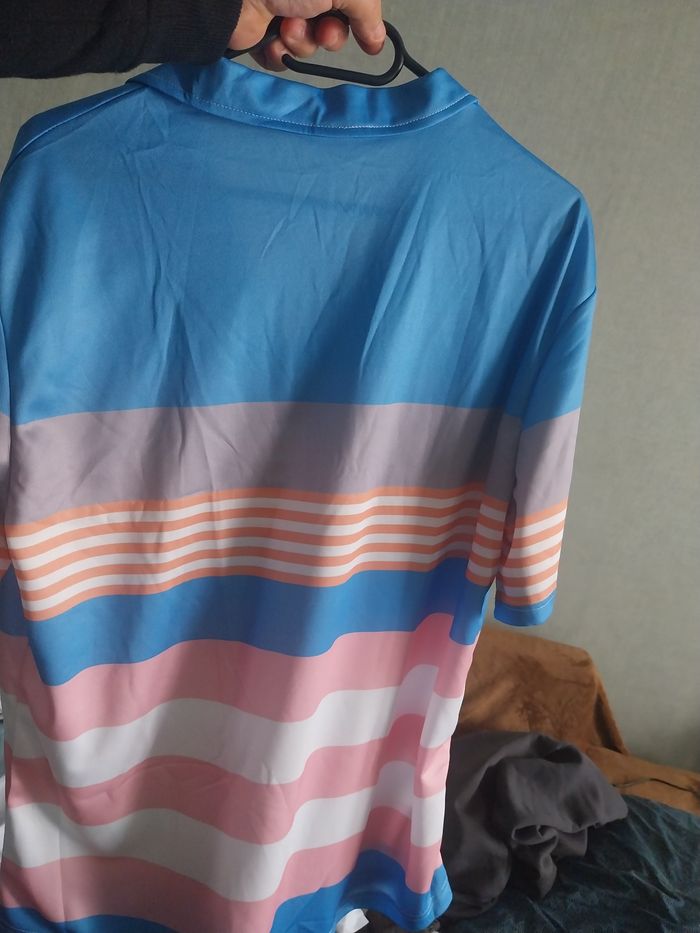 Polo tout neuf avec bouton au col - photo numéro 2