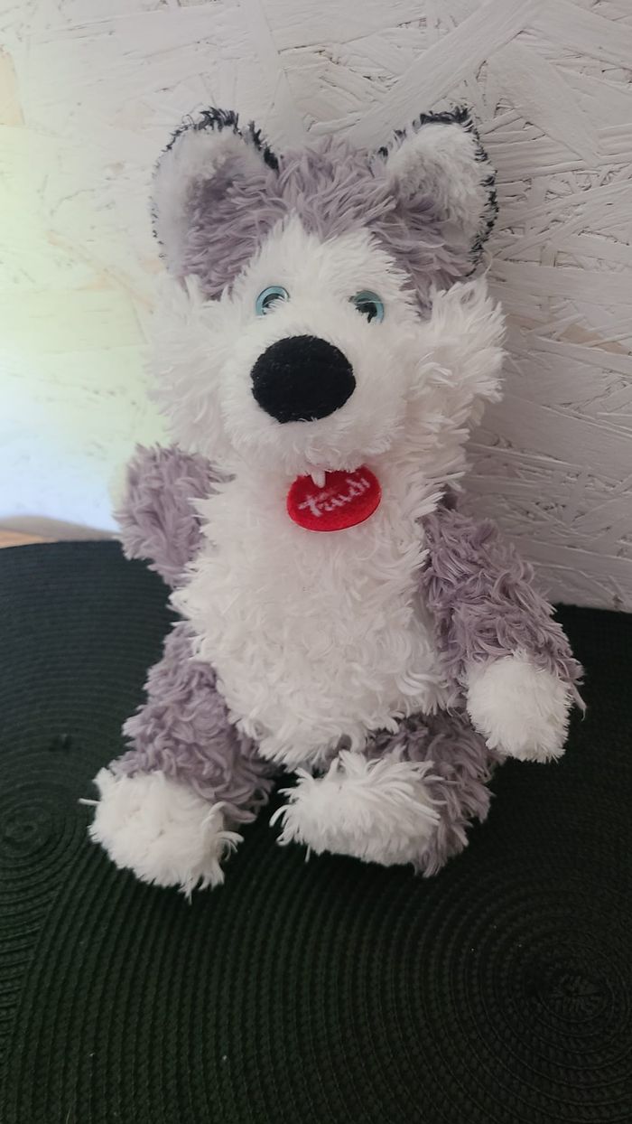 Peluche chien Husky TRUDI gris blanc poils longs collier rond rouge 28 cm