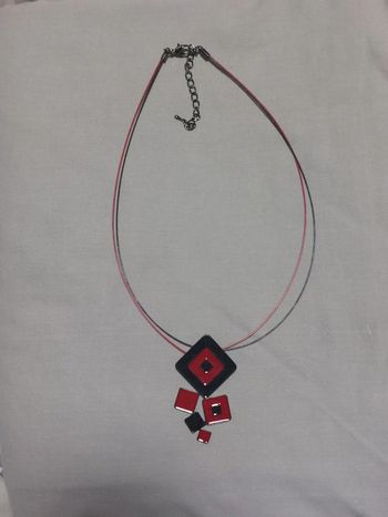 Collier rouge et noir