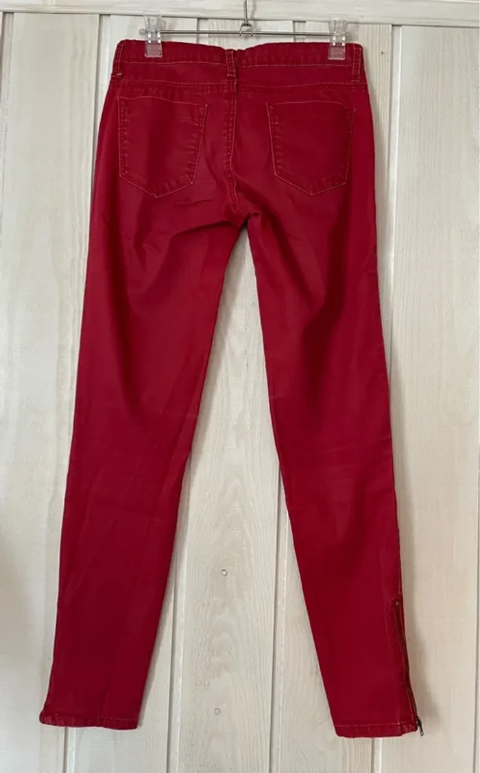Pantalon rouge - Place du jour - 38 - photo numéro 2