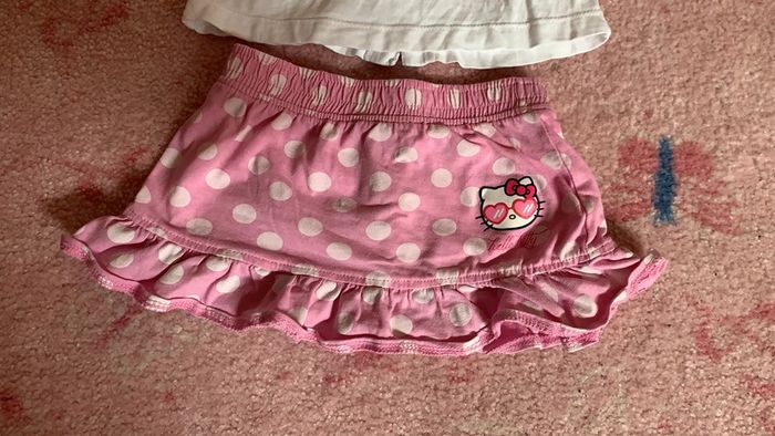 Ensemble jupe et tee shirt manches courtes Hello Kitty taille 12 mois - photo numéro 2