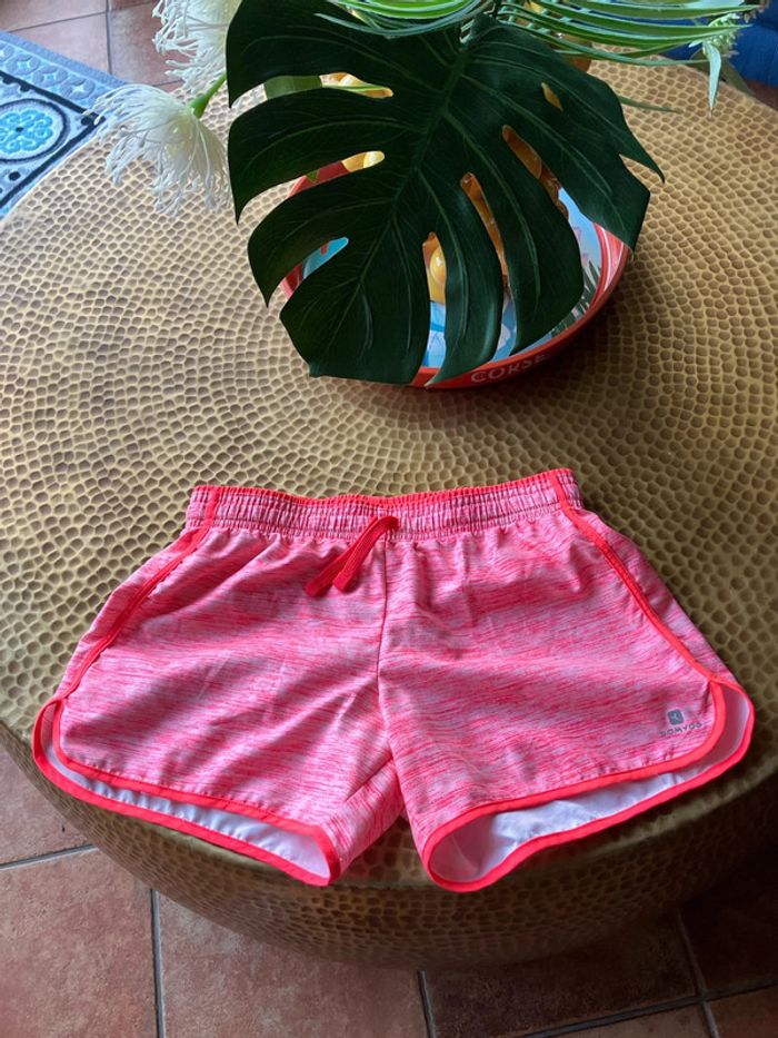 Décathlon short taille 10 ans couleur corail