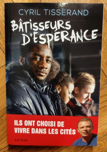Livre "Bâtisseurs d'espérance : ils ont choisi de vivre dans les cités"