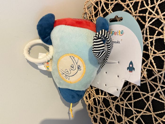 DOUDOU MUSICAL GALIPETTE MRSA FUSEE pingouin bleu rouge 16cm - photo numéro 4