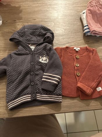 Lot de deux vestes un mois