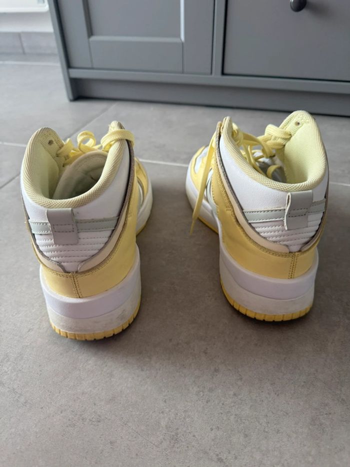 Baskets montantes Nike Dunk High Up jaune et blanc - photo numéro 5