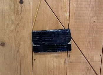 Sac bandoulière effet croco marine avec chaîne dorée - Satisfaisant